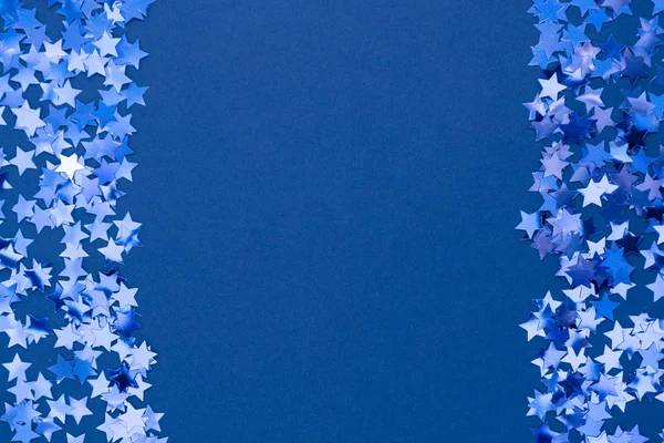 Borde azul abstracto de fondo navideño, textura del marco con estrellas confeti sobre fondo azul. Espacio para texto . — Foto de Stock