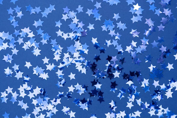 Blau abstrakt Weihnachten Hintergrund oder Textur mit Sternen Konfetti auf blauem Hintergrund. — Stockfoto