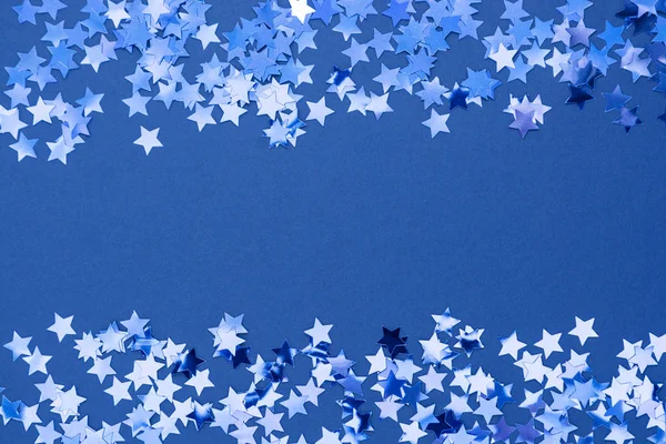 Azul abstrato borda de fundo de Natal, textura de quadro com estrelas confetti no fundo azul. Espaço para texto . — Fotografia de Stock