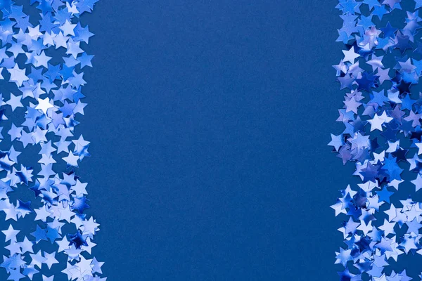 Blauer abstrakter weihnachtlicher Hintergrund, Rahmenstruktur mit Sternen-Konfetti auf blauem Hintergrund. Raum für Text. — Stockfoto