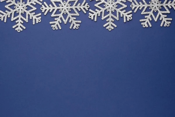 Blau abstrakt Weihnachten Hintergrund mit silbernen Schneeflocken Winterdekoration, blau mock up mit Platz für Text. — Stockfoto