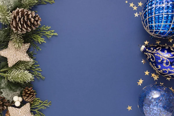 Χριστουγεννιάτικο μπλε αφηρημένο φόντο με μπλε στολίδια και κλαδιά ελάτης πάνω από το μπλε φόντο. Χριστούγεννα και Πρωτοχρονιά διακοπές χειμώνα ευχετήρια κάρτα. Ελάχιστη έννοια. — Φωτογραφία Αρχείου