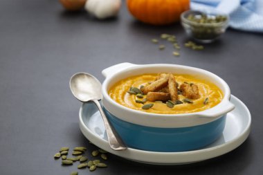 Balkabağı çorbası ve taze kabak çekirdeği. Sonbahar yemekleri. Sağlıklı, vejetaryen yemekleri, karanlık bir geçmişi var..