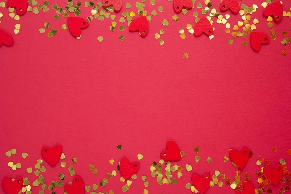 Día de San Valentín abstracto fondo rojo con brillo en forma de corazón dorado. Fiesta o San Valentín piso laico. Tarjeta de felicitación. Copiar espacio . — Foto de Stock