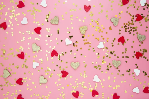 테이블 위쪽에서 발렌타인의 핑크 색 배경을 볼 수있습니다. 심장 과 금빛 반짝 이는 미세 한 배 열 이었다. 발렌타인데이를 망쳐놨어. — 스톡 사진