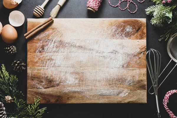 Kerst koken of menu mock up. Lege snijplank en keukengerei op donkere achtergrond. Bovenaanzicht. Kopieerruimte. — Stockfoto