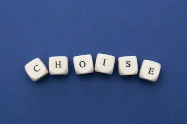 Kelime seç, mavi arkaplanda tahta bloklara yazılmış harfler..