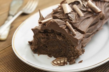 Tahta bir arka planda izole edilmiş çikolatalı İsviçre böreği. Çikolatalı tatlı. Kahvaltı veya çay için hamur işi..