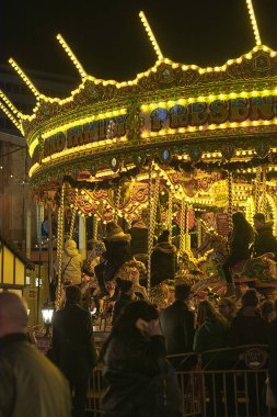 Nottingham, Birleşik Krallık - 14 Aralık 2019 - Noel pazarı ve Nottingham Noel pazarında bir sürü insan.