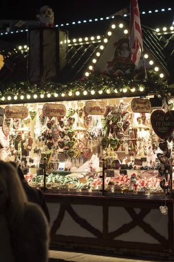 Nottingham, Birleşik Krallık - 14 Aralık 2019 - Noel pazarı ve Nottingham Noel pazarında bir sürü insan.