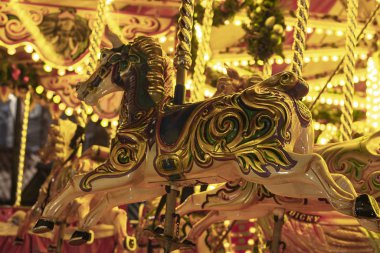 Nottingham, Birleşik Krallık - 14 Aralık 2019 - Noel pazarında güzel bir atlıkarınca.