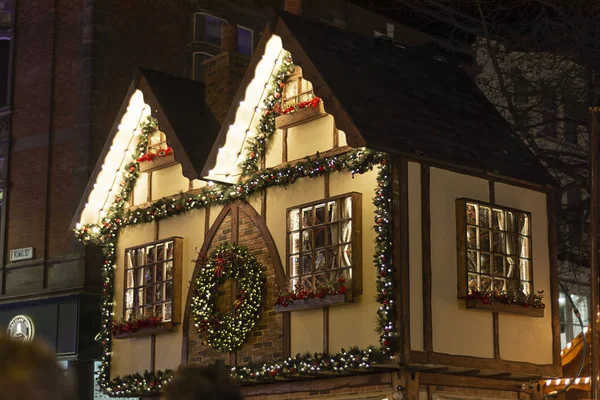 Nottingham, vereinigtes königreich - 14. dezember 2019 - weihnachtsmarkt und viele menschen auf dem weihnachtsmarkt in nottingham. — Stockfoto