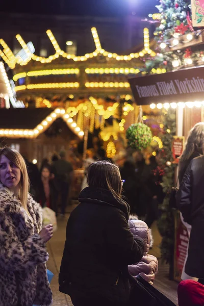 Nottingham, Velká Británie - 14. prosince 2019 - krásná karuselka na vánočním zimním trhu. — Stock fotografie