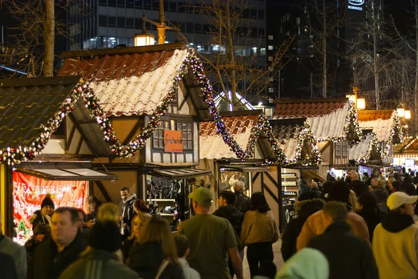 Nottingham, Velká Británie - 14. prosince 2019 - Vánoční trh a spousta lidí na vánočním trhu Nottingham. — Stock fotografie
