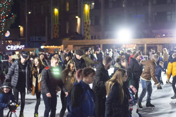 Nottingham, Velká Británie - 14. prosince 2019 - lidé na bruslích, vánoční zimní trh. — Stock fotografie