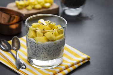 Sağlıklı yiyecekler. Ananaslı Chia tohumu pudingi. Boşluğu kopyala.