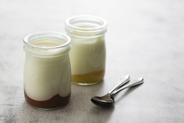 Meyve reçelli cam kavanozda taze yoğurt. Sağlıklı yemek, süt günlüğü.