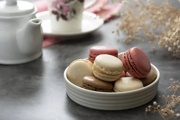 French macaron cakes in a plate close up. Cream, brown, pink, macarons with copy space. — Stock Photo, Image