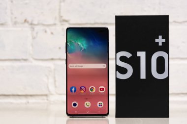 Corby, Birleşik Krallık. 25 Aralık 2019 - Samsung Galaxy S10 cep telefonu, yeni Samsung Galaxy S10 beyaz arka planda beyaz renk duyurusu. İllüstrasyon Editörü