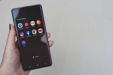Corby, Birleşik Krallık. 25 Aralık 2019 Samsung Galaxy S10 cep telefonu, mavi arka planda beyaz S10 ile el ele tutuşuyor. İllüstrasyon Editörü