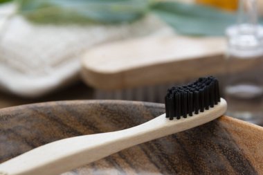 Bambu diş fırçası, eko, soyut arkaplanda sıfır atık ahşap fırça. Sıfır atık. Boşluğu kopyala.