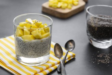 Hindistan cevizi Chia tohumu pudingi ve ananas, koyu arkaplan fotokopi alanı. Sağlıklı kahvaltı..