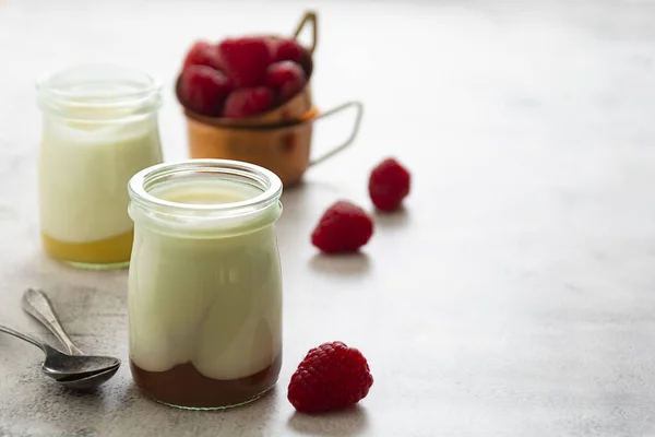 Čerstvý jogurt ve skleněné sklenici s ovocem. Zdravé jídlo, mléčný deník. — Stock fotografie