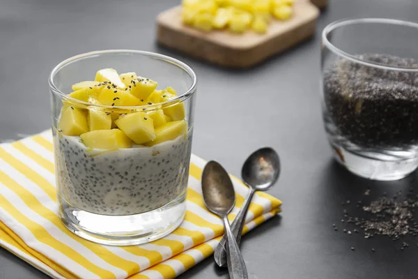 Hindistan cevizi Chia tohumu pudingi ve ananas, koyu arkaplan fotokopi alanı. Sağlıklı kahvaltı..