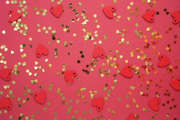 Miłość abstrakcyjne czerwone tło ze złotym serduszkiem w kształcie brokatu. Impreza lub Walentynki płaskie leżały. Karta okolicznościowa. — Zdjęcie stockowe