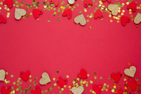 추상적 인 틀, 경계, 빨간 배경 과 황금색 하트 모양의 반짝 이는 것을 좋아하죠. 발렌타인 데이의 평평 한 바닥. 파티 카드. 복사 공간. — 스톡 사진