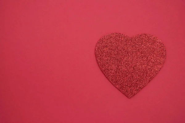 Amor, San Valentín fondo rojo con el corazón rojo brillo. Acostado. Copiar espacio . — Foto de Stock