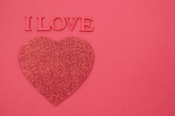 Me encantan tus letras. Día de San Valentín fondo rojo con corazón rojo, laico plano, tarjeta de saludo.Copiar el espacio . — Foto de Stock