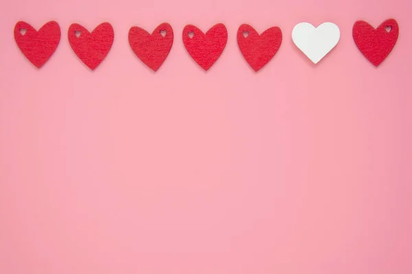 Corazones rojos San Valentín se burlan, marco de fondo rosa, borde. Copiar espacio . — Foto de Stock