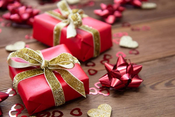 红色礼品盒上有蝴蝶结，木制背景。 复制空间。 情人节，生日，圣诞节. — 图库照片