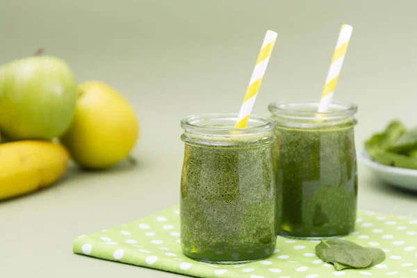 Blended green smoothie glass selective focus, green background. Healthy food. — Stock Photo, Image