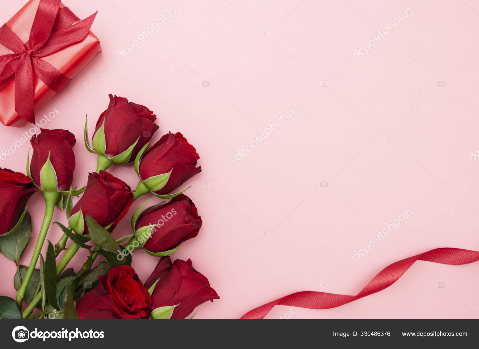 Saint Valentin, roses rouges et boîte cadeau avec ruban, sur fond rouge  plat laïc, fond abstrait anniversaire avec espace de copie . image libre de  droit par Ginga_gi © #330486376