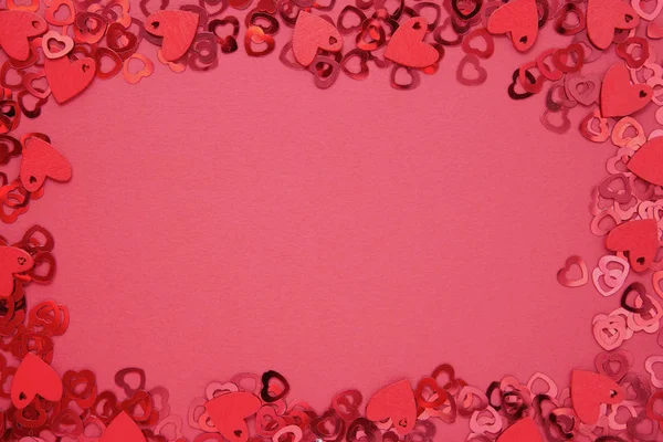 추상적 인 틀, 경계, 빨간 배경 과 황금색 하트 모양의 반짝 이는 것을 좋아하죠. 발렌타인 데이의 평평 한 바닥. 파티 카드. 복사 공간. — 스톡 사진