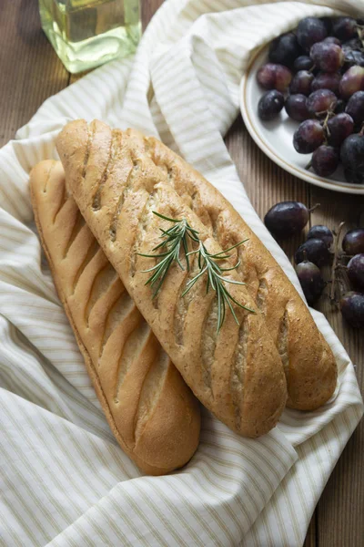 Franse stokbrood op houten tafel, rustieke stijl. Banketbakkerij, ontbijt, brood voor sandwich geïsoleerd, kopieerruimte. — Stockfoto