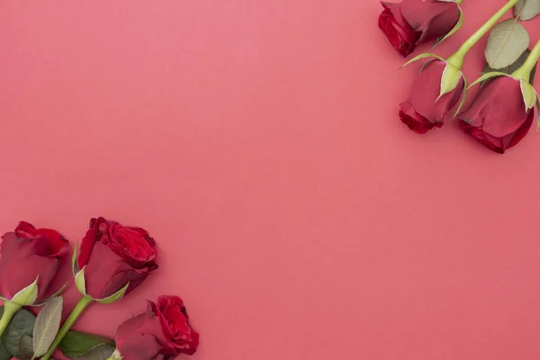 Красные пятна на красном фоне лежали плоскими. День Святого Валентина, День рождения абстрактный фон с копировальным пространством . — стоковое фото