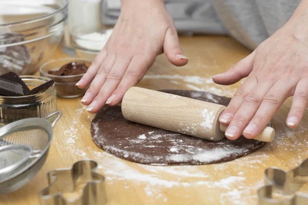 손으로 초콜릿 반죽을 굴리는 여성들이 있습니다. 집에서 만든 쿠키나 과자, 디저트. — 스톡 사진