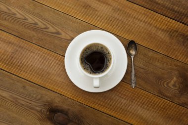 Kahve fincanı ahşap masada izole edilmiş. Üst manzara, düz kahve içeceği ve fotokopi alanı..