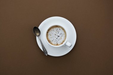 Kahve fincanı kahverengi masada izole edilmiş. Üst manzara, düz siyah kahve, fotokopi alanı olan..