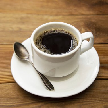 Kahve fincanı ahşap masada izole edilmiş. Üst manzara, düz kahve içeceği ve fotokopi alanı..