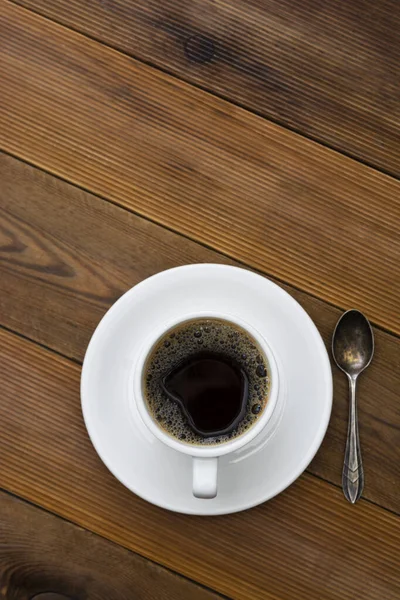 Xícara de café isolado na mesa de madeira. Vista superior, bebida de café flat lay com espaço de cópia. Imagem vertical . — Fotografia de Stock