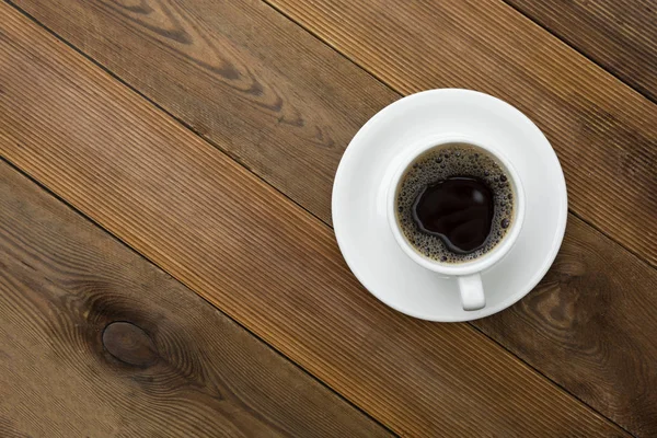Xícara de café isolado na mesa de madeira. Vista superior, bebida de café flat lay com espaço de cópia . — Fotografia de Stock