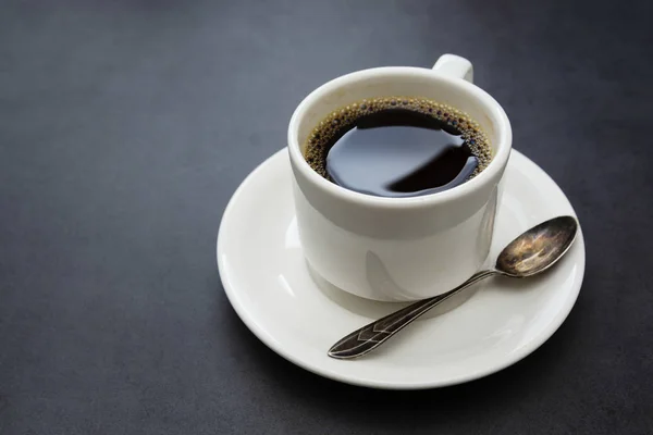 Kávéscsésze elkülönítve. Fehér csésze kávé felső nézet kanál és lemez sötét háttér — Stock Fotó