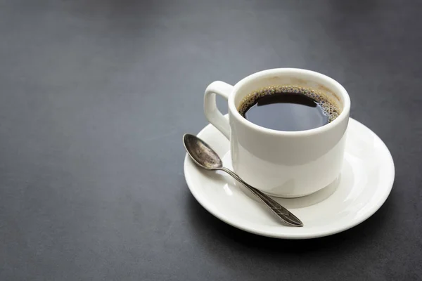 Xícara de café isolada. Taça branca de café vista superior colher e placa no fundo escuro — Fotografia de Stock