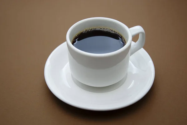 Taza de café aislada sobre mesa marrón. Bebida de café con espacio de copia . — Foto de Stock