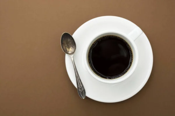 Egy barna asztalon izolált kávéscsésze. Kávéital fénymásoló felülettel. — Stock Fotó