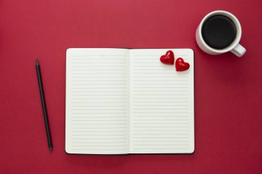 Sevgililer Günü. Kırmızı kalpler ve bir kalemle kırmızı arkaplanda, metin için boşluk kopyala.